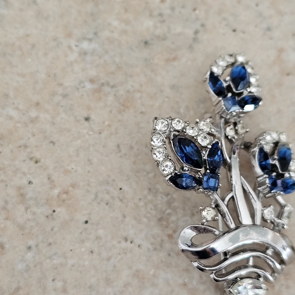 Vintage Crown Trifari Blue and Clear Rhinestone Basket Brooch - Picture 7 of 11